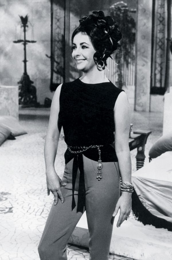 Au poignet d’Elizabeth Taylor, la montre-bracelet Serpent. Image prise en 1962, sur le tournage de Cléopâtre.