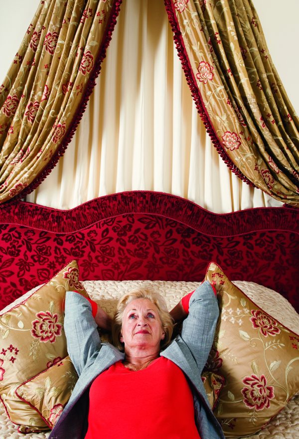 Allongée sur le lit de la suite Sissi, Catherine Nickbarte-Mayer en toute décontraction.