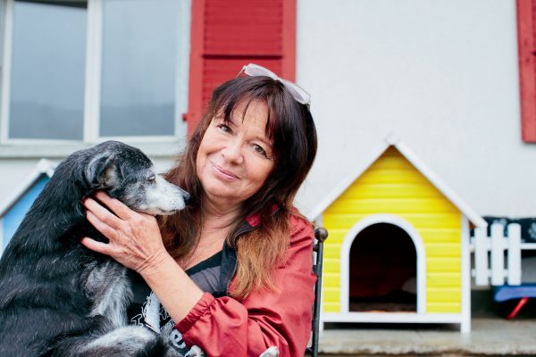 Dans son refuge, Marina partage son quotidien avec une cinquantaine de chiens. Et leur offre gîte, couvert, soins et surtout affection.