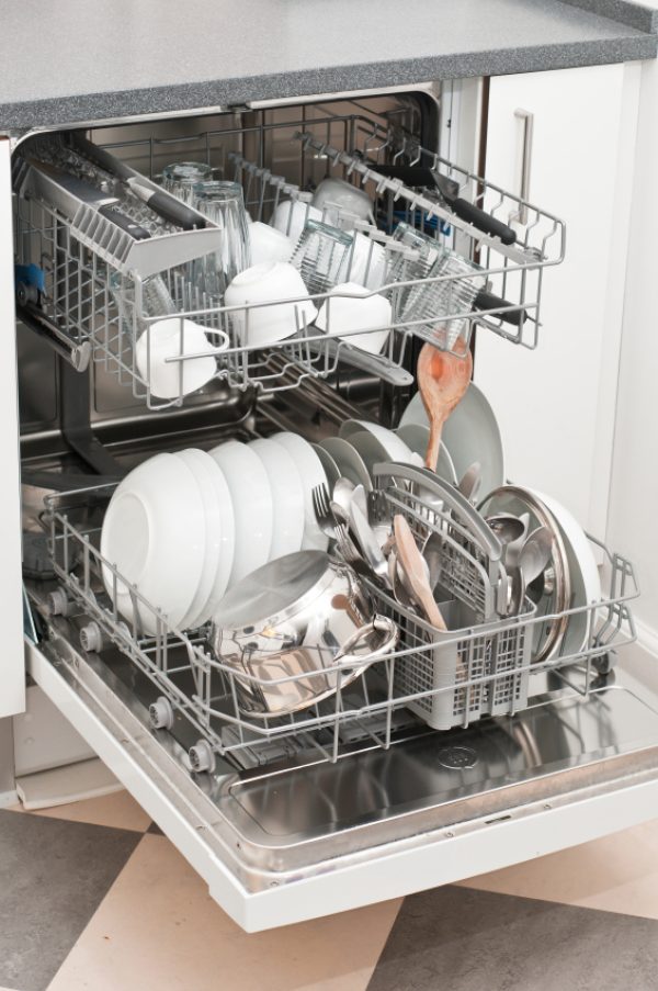 On croit bien faire en rinçant la vaisselle avant de la placer en machine.