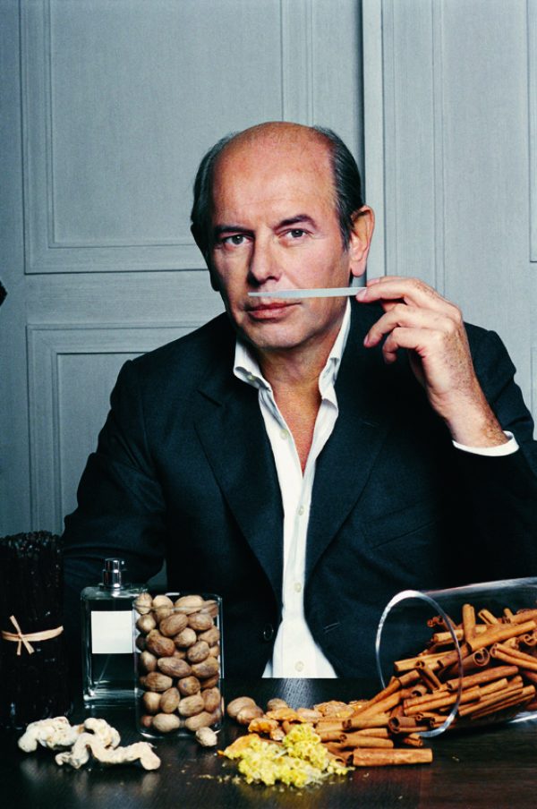 Jacques Polge, nez de la maison Chanel, met tout son talent au service de la parfumerie et des évolutions techniques du domaine.