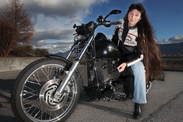 La Genevoise Anouk Thibaud en Harley-Davidson, elle n’a besoin de personne.