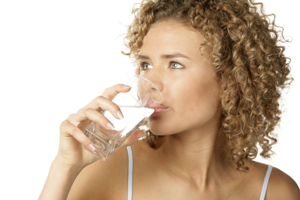 Boire beaucoup d’eau entre les repas et mangez le plus possible d’aliments riches en eau.