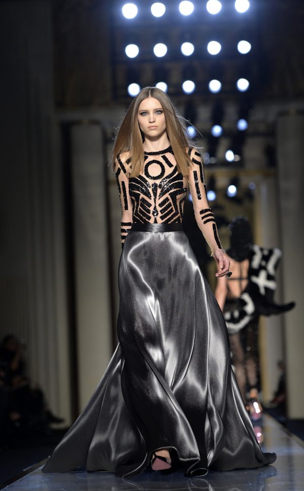 Une création signée Donatella Versace pour les défilés Haute Couture Printemps-Eté 2014.