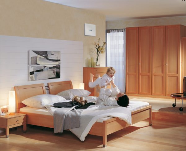 Selon le Feng Shui, le lit devrait être en diagonale par rapport à la porte de la chambre.