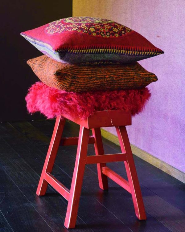 Et voici les coussins pour canapés de Meubles Pfister avec leurs lumineuses couleurs d'automne! Leur charme ne réside pas uniquement dans leurs coloris, il y a aussi le toucher, qui, évidemment, doit être en harmonie avec l'ensemble de la décoration.