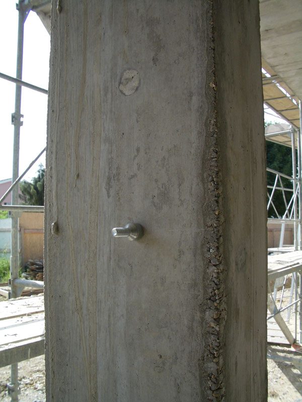 Truc simple pour déterminer si les fers d'armature sont suffisamment enrobés - et donc bien protégés de la corrosion: l'aimant qui reste collé à la paroi indique un défaut de construction.