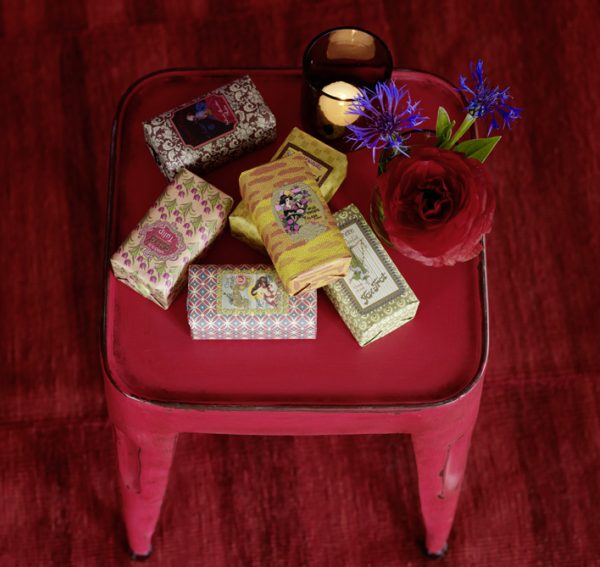 Des meubles et accessoires rouges et pointus apportent l'été et l'élément Feu dans le logis.