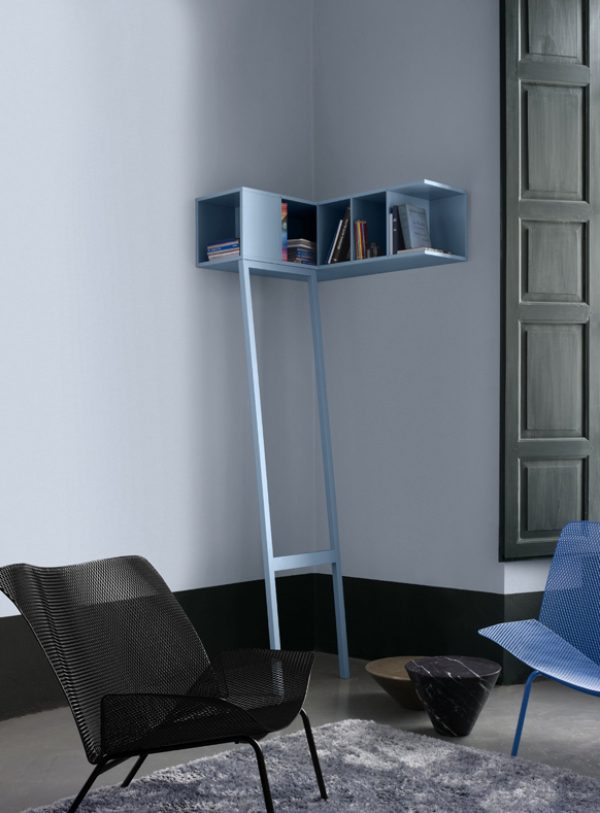 «Étagère de Coin», tel est le nom de ce petit meuble insolite bleu lavande de ligne roset. Il ne passe pas inaperçu, assurément, et contribue à mieux tirer profit de l'espace. De plus, et surtout, il ne manque pas de chic.