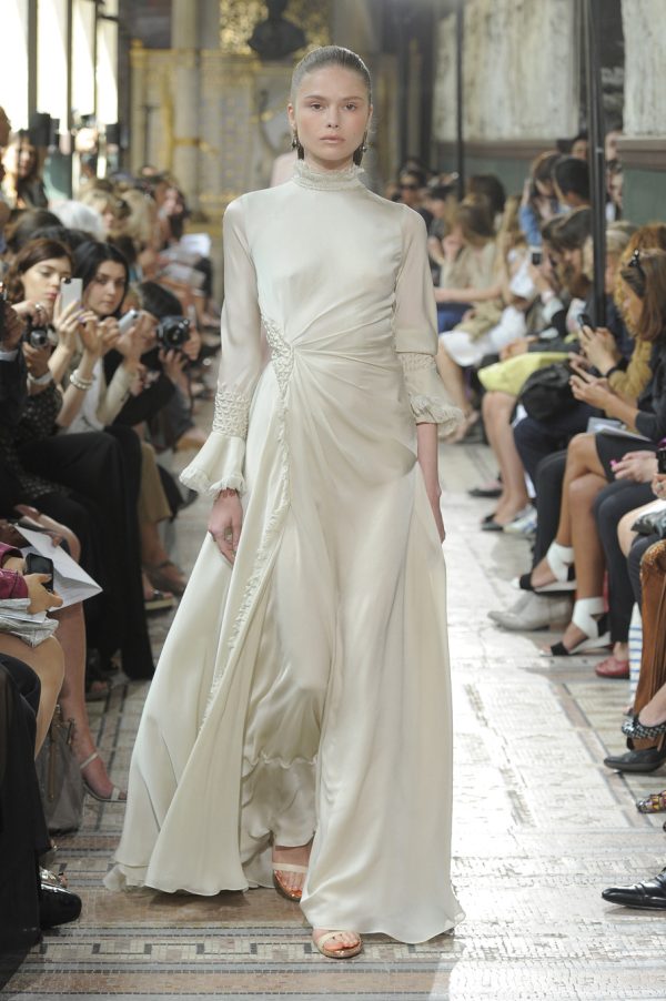 La robe longue smockée en charmeuse frangée zinc de la collection Haute Couture de Christophe Josse.
