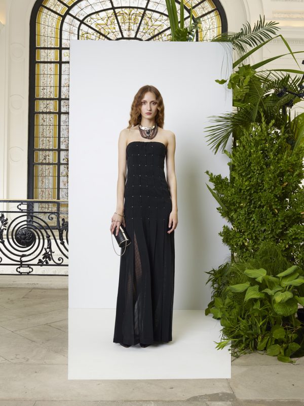 <b>Jean Paul Gaultier</b> Aussi sobre que raffinée, cette longue robe est issue de la pré-collection Printemps-Eté 2014 de Jean Paul Gaultier. Il s'agit d'une robe bustier en mousseline et coton recloutée. Prix: 2825€.