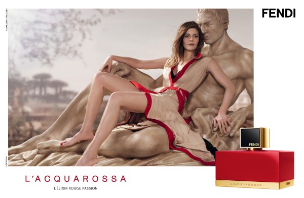 Le parfum "L'Acquarossa" de Fendi est incarné par Chiara Mastroianni, dans une campagne signé Jean-Baptiste Mondino