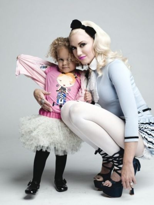 Gwen Stefani et une petite fille portant sa collection Target.