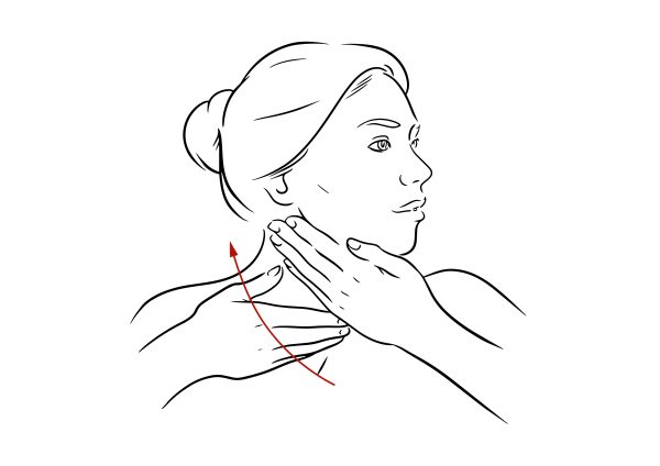 <b>1.</b> La première étape active le métabolisme et prépare la peau au massage. Déposez un peu de crème dans la paume de vos mains puis effectuez des mouvements ascendants depuis le cou jusqu’à la mâchoire. Pratiquez ce mouvement sur l’ensemble du cou