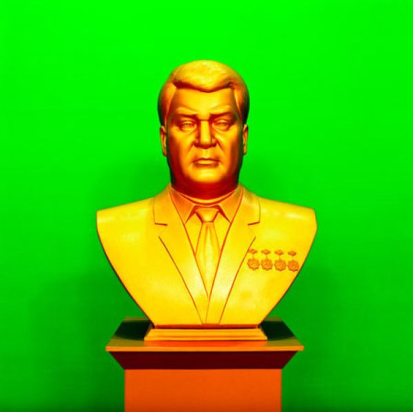 Turkmenistan: Saparmourad Niavoz, président à vie du Turkmenistan, meurt en décembre 2006 et laisse derrière-lui les marques de son omniprésence. La folie paternaliste du despote semble avoir gravé la mémoire de ce pays d'Asie centrale pour l’éternité. Ce