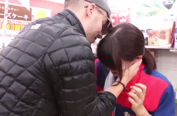 Dans l'une de ses vidéos, Julien Blanc force une caissière à l'embrasser.