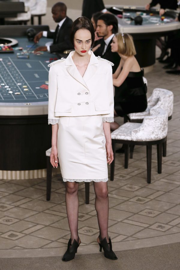 Karl Lagerfeld abat ses cartes au défilé Haute Couture de Chanel