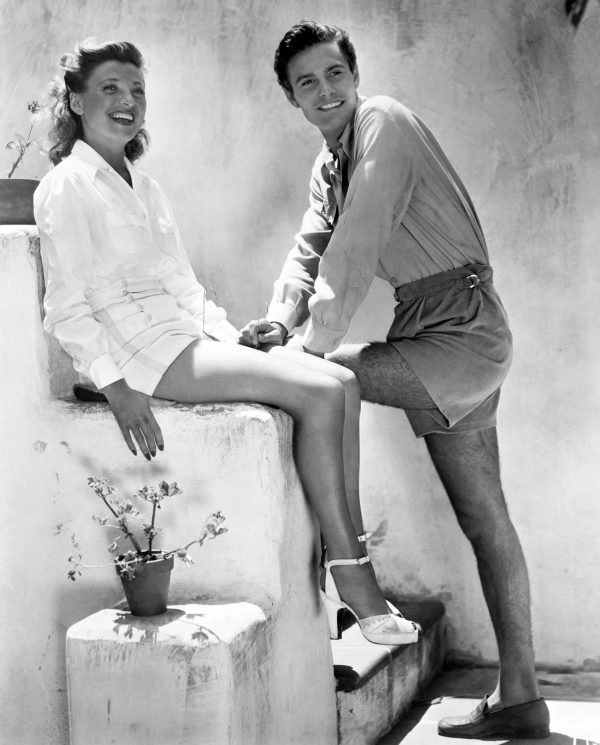 Prise le 16 février 1948, cette photo montre l’acteur français Louis Jourdan et son épouse Berthe Frédérique Jourdan alias 'Quique' posant à Hollywood.