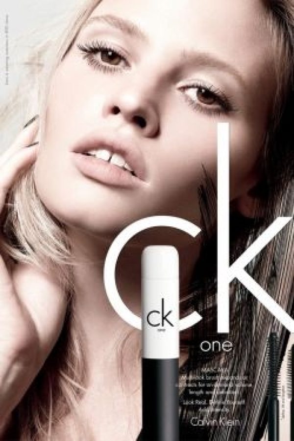 Publicité pour le mascara CK One avec Lara Stone.