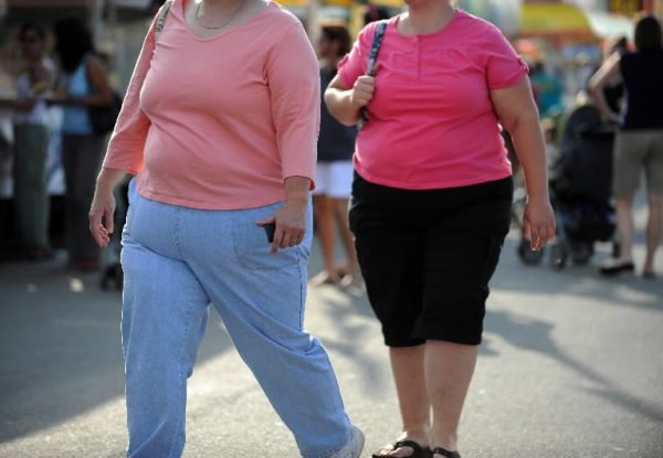 Quelques kilos en trop pourraient permettre aux individus de vivre plus longtemps. Néanmoins, les personnes fortement obèses ont un risque de mortalité bien plus élevé que les sujets normaux.
