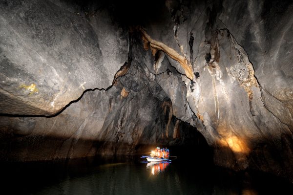 Des touristes explorent une grotte du Parc national de la rivière souterraine de Puerto Princesa sur l'île de Palawan, aux Philippines.