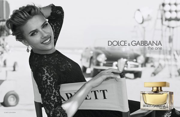 Scarlett Johansson est le visage de la fragrance féminine The One de Dolce & Gabbana.