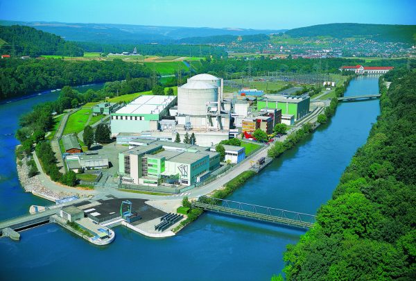 D'ici à 2050, les centrales nucléaires auront été reléguées au passé. L'énergie hydraulique et les énergies renouvelables ont un bel avenir devant elles (photo: centrale nucléaire de Beznau, AG, source iconographique: axpo.ch).