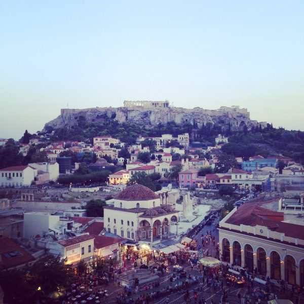 La colline de l'Acropole, vue depuis la place Monastiraki, coeur bouillonnant de la ville.