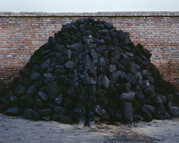 Soyez attentif lors de votre visite, Liu Bolin sera-t-il camouflé dans une de ses photos? Liu Bolin: Pile of Coal, 2010.