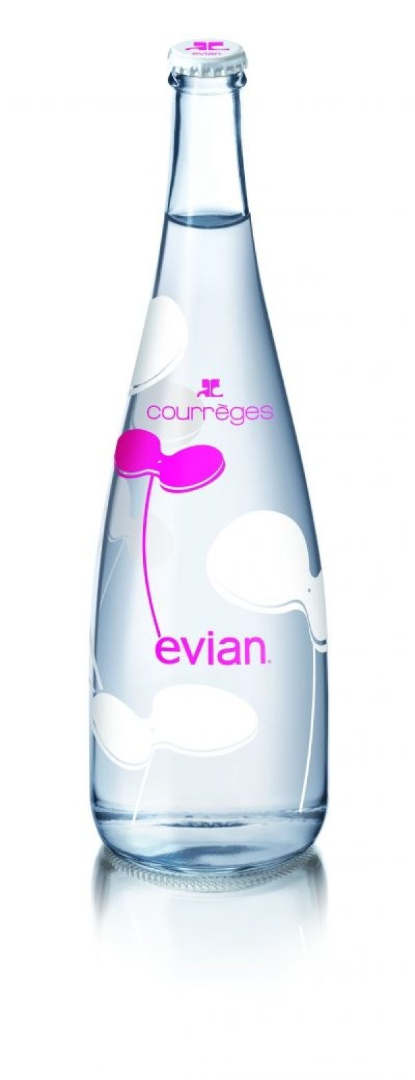 Edition limitée Evian Courrèges 2011. Courrèges habille la bouteille en verre d'evian pour les fêtes.