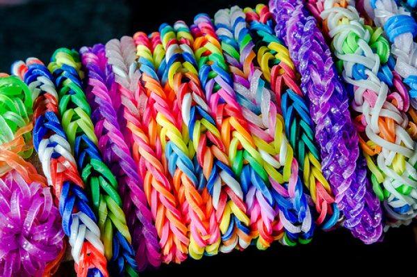 Les bracelets multicolores.