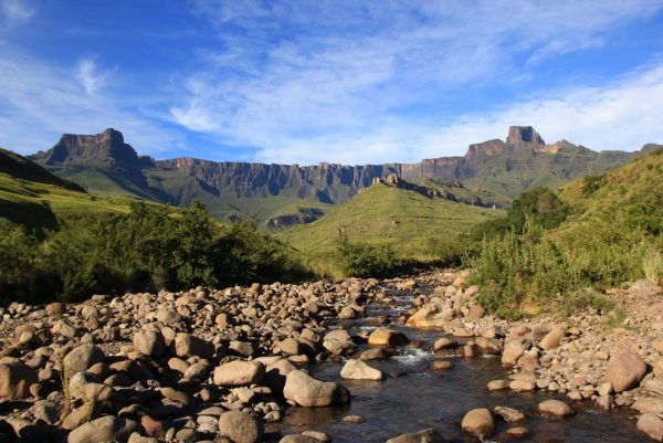Le fleuve de Tugela et les montagnes du Drakensberg en Afrique du Sud.