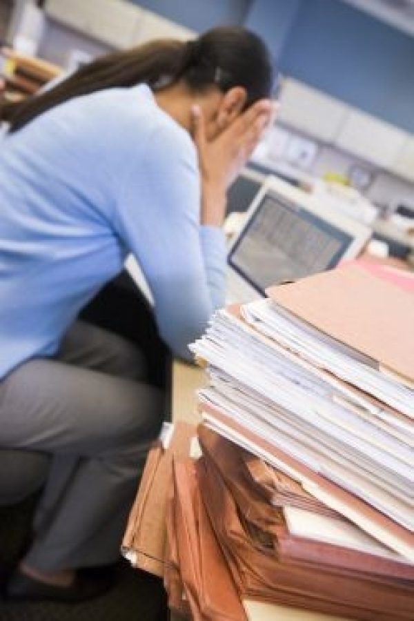Les employés de bureau "passent trop de temps assis à leurs postes", d'après une étude britannique.