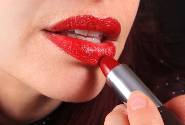 La théorie de "l'indice rouge à lèvres" semble se vérifier aux États-Unis et en Europe.