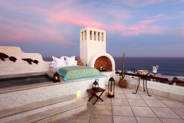 Las Ventanas al Paraíso au Mexique met à la disposition des vacanciers un lit king size sur une grande terrasse.