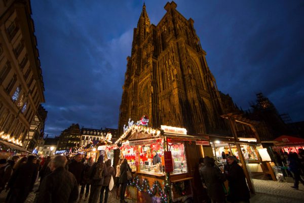 Une grande partie du marché de noël de Strasboug se déroule au pied de la cathédrale de la ville.