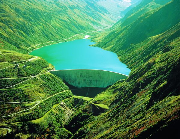 Aujourd'hui déjà, l'énergie hydraulique est la source d'électricité la plus importante. Selon le Conseil fédéral, il faudra continuer à développer cette forme d'énergie d'ici à 2050 (photo: lac de retenue Lai da Nalps, GR.