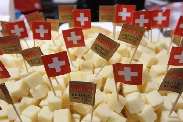 Des cubes d'appenzeller (ou appenzel), un fromage suisse.