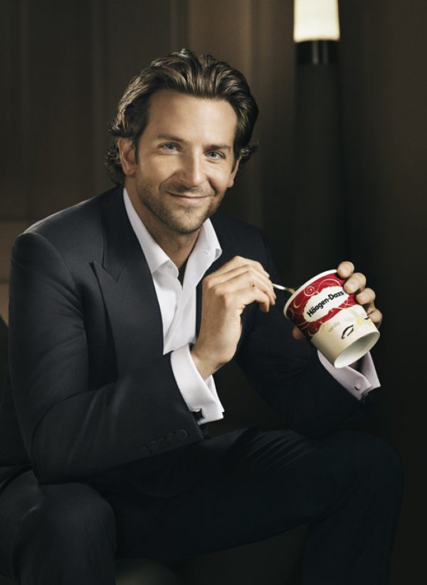 Bradley Cooper vante les mérites de la crème glacée Häagen-Dazs dans une pub à la télé.