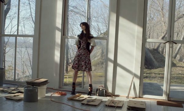 Capture d'écran de la vidéo de Louis Vuitton 'Series 1 Fashion Campaign' featuring Charlotte Gainsbourg and shot by Annie Leibovitz.