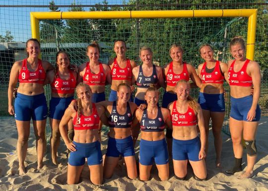 Norvege lequipe feminine de beach handball soppose au bikini