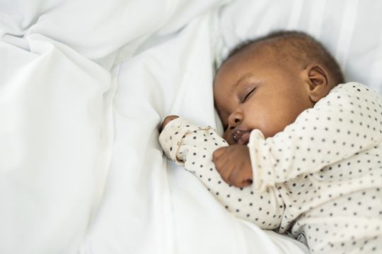 Mon bébé ne dort pas: et si cela avait un rapport avec son estomac?
