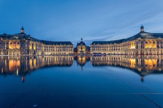 Bonnes adresses escapade Bordeaux : Le miroir d’eau dans lequel se reflète la place de la Bourse à la nuit tombée est devenu un lieu idéal pour se rafraîchir aux  heures les plus chaudes  de la belle saison.e