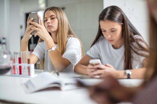 Ados enfants smartphones ecrans stop pause education