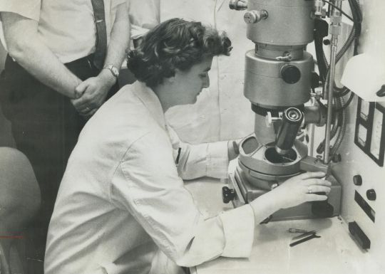 June Almeida scientifique observe premier coronavirus