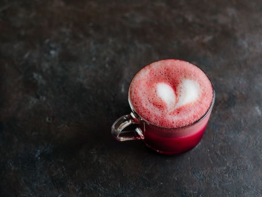 Boisson rose alternative dalgona coffee fraise sans cafe