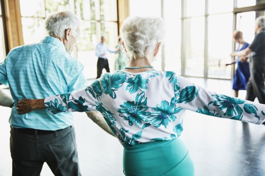 Personnes agees maison de retraite dansent confinement