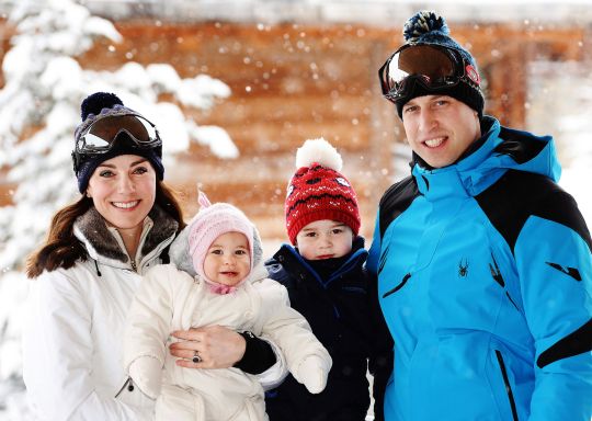 Kate Middleton, le prince William, George et Charlotte s’éclatent au ski
