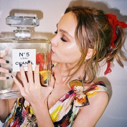 24 ans après sa mère, Lily-Rose Depp est le nouveau visage des parfums Chanel