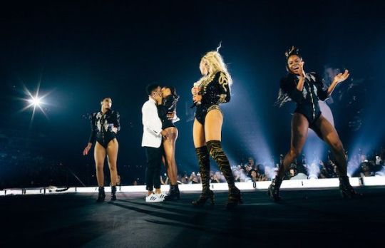 Une danseuse de Beyoncé demandée en mariage en plein concert